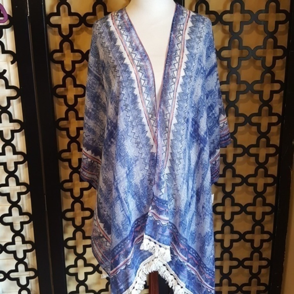 NWT‎  BEAUTIFUL BLUE / CREAM FRINGE SERAPE/COVERUP/WRAP